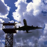 Düsenflugzeug beim Landeanflug 