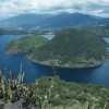 Der Cuicocha-See (Lago Cuicocha; 3202 m), die ertrunkene Caldera eines alten Vulkans mit zwei jüngeren Ausbruchskegeln (Inseln)