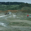 Das Sinterbecken des Großen Geysir, der namensgebend für alle thermalen Springquellen war, verlässt nur noch eine gemächlich fließende Quelle. 
