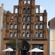 Der „Alte Schwede“ am Wismarer Marktplatz ist das älteste Bürgerhaus der einstigen Hansestadt. Der Schaugiebel ist mit rotem Backstein und schwarzem Glasurformstein geschmückt. 