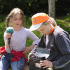 Kinder mit Kassettenrecorder 