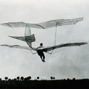 OTTO LILIENTHAL mit seinem Gleitflugapparat um 1895 