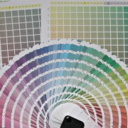 Farbfächer und Farbkataloge, wie sie bei der Herstellung von Büchern genutzt werden:Jedes Blatt beginnt oben mit der höchsten Farbsättigung eines Farbtones und endet unten mit derschwächsten, noch druckbaren Sättigung dieses Farbtones. 