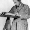 ALBERT EINSTEIN begründete 1905 die spezielle Relativitästheorie, die er später zur allgemeinen Relativitätstheorie erweiterte. 