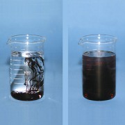 Bringt man einige Tropfen Tinte in ein Glas mit kaltem Wasser (links) und in ein Glas mit heißem Wasser (rechts), dann zeigt sich: Die Durchmischung erfolgt bei heißem Wasser wesentlich schneller als beim kaltem Wasser. 