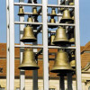 Glocken werden durch Klöppel zu Schwingungen angeregt. 