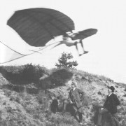 OTTO LILIENTHAL mit seinem Gleitflugapparat um 1895 