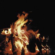 Beim Verbrennen von Holz und anderen Brenn- oder Heizstoffen wird Wärme freigesetzt und an die Umgebung abgegeben. 