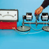 Modellexperiment zum Generator: Durch Rotation eines Magneten vor Spulen wird in diesen eine Spannung induziert. 
