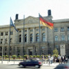 Der Bundesrat tagt seit 2000 im ehemaligen Preußischen Herrenhaus in Berlin, nachdem er zuvor rund 40 Jahre in der umgebauten Aula der Bonner Pädagogischen Akademie zusammen kam. 