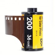 Analoge Kameras arbeiten bis heute mit Farbfilmen, die aus einer lichtdicht verpackten Rolle bestehen. 